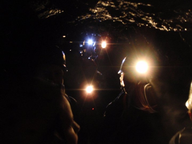  Armado con cascos de minero, está listo para salir a explorar